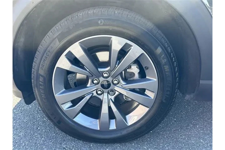 $31900 : Ford Explorer 2023 AWD XLT 4 image 2