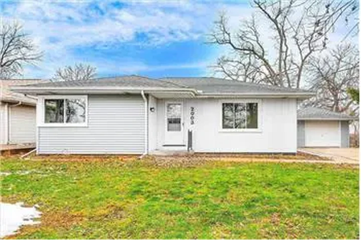 $900 : Rental property with 2 bedro image 1