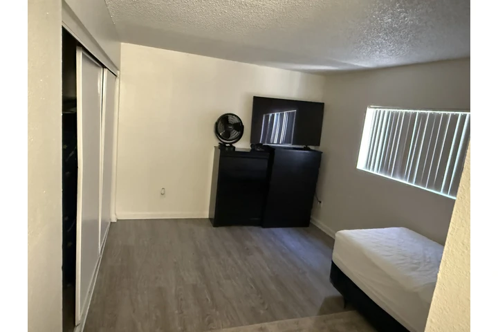 $1000 : Se comparte renta recamara image 2