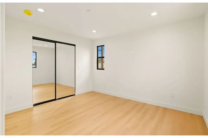 $2300 : 3 Bed Apt In Huntington Park image 6