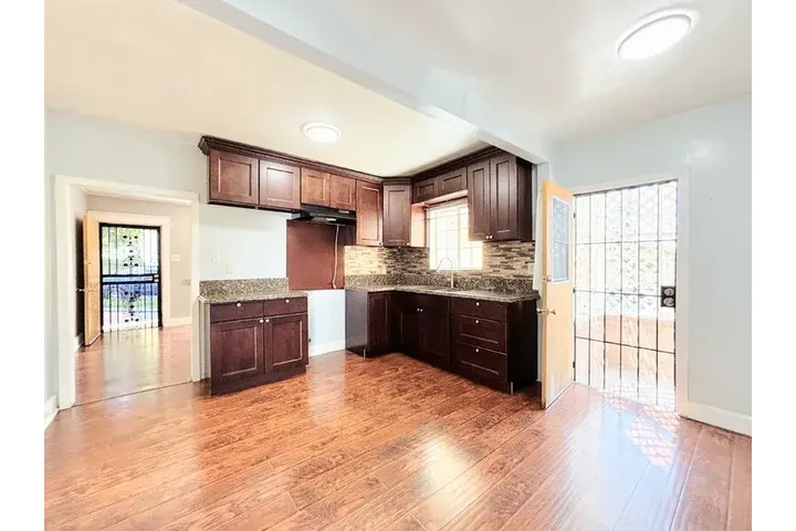 $1700 : Boyle Heights 3 & 2 🏠 image 5