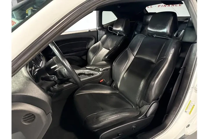 2019 Dodge Challenger SXT Coup image 4