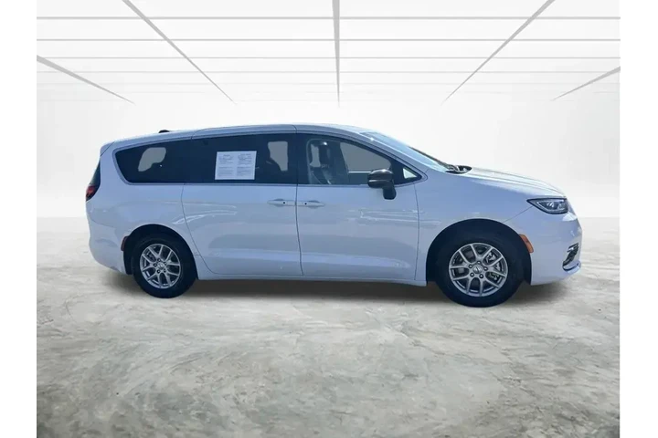 $21778 : Chrysler Pacifica 2024 Touri image 3