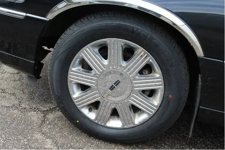 $12991 : Lincoln Town Car 2005 Signat image 9