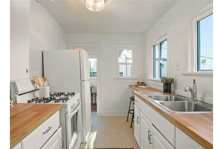 $1950 : FOR LEASE 3908 Edison Walk, Lo image 1