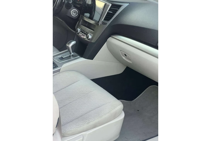 $4000 : Subaru Legacy 2.5 2011 image 3