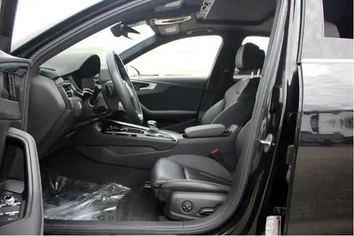 $26977 : Audi A4 2023 AWD quattro S l image 9