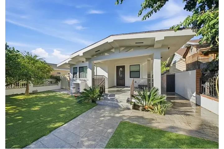 $2600 : Huntington Park offering 3 br image 2