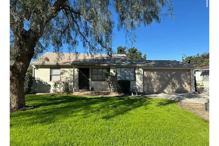 $1520 : 2BR 1BA with bonus room. Two- image 2