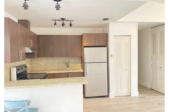 $1050 : charming Freshly painted image 2