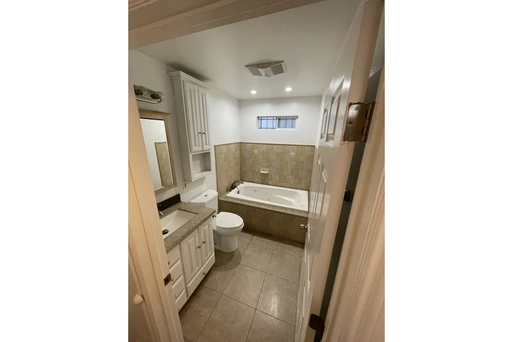 $3300 : Casa de 3 recámaras/ 2 baños image 2