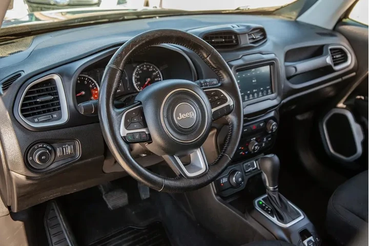 2018 Renegade Latitude image 10