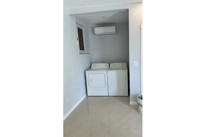 $700 : Beautiful Home...Miami, FL image 7