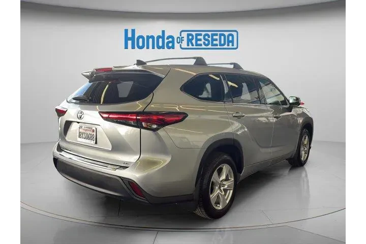 $29898 : Toyota Highlander 2022 LE 4d image 5