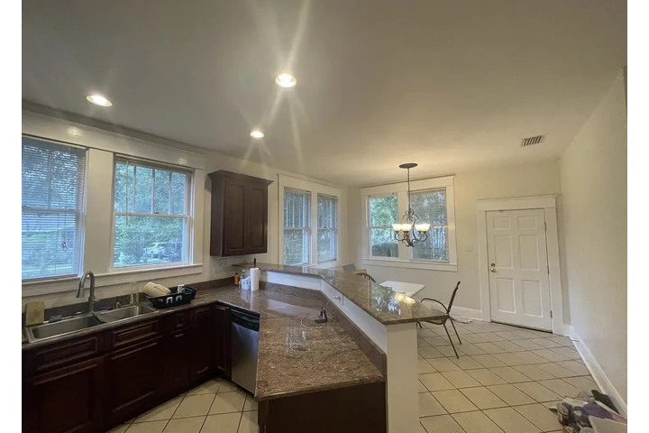 $1000 : Newly renovated Hardwood floor image 5