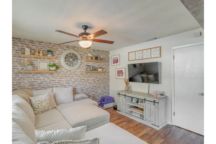 $1500 : Discover this charming 3-bed image 5