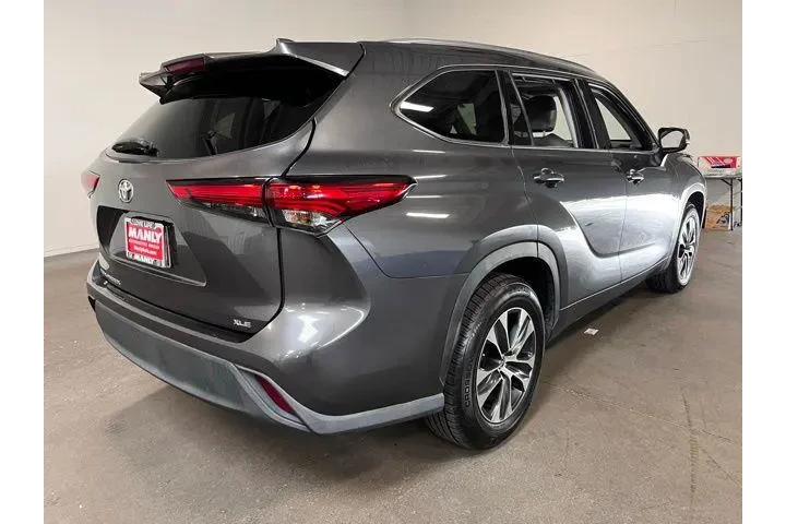 $25941 : Toyota Highlander 2021 XLE 4 image 3