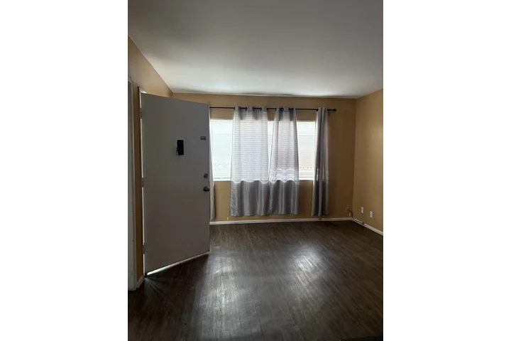 $700 : Se renta espacio en una sala image 2