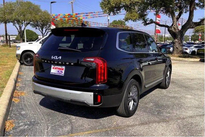 $27977 : Kia Telluride 2024 LX 4dr SU image 5