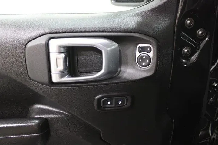 $31920 : Jeep Gladiator 2021 4x4 Will image 7