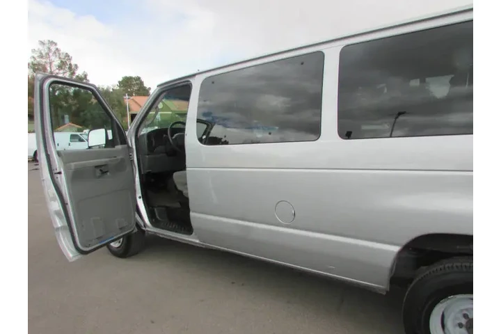 $7995 : 2006 E-Series E-350 SD Chateau image 9