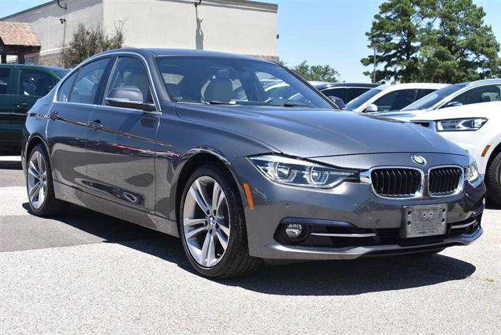 2017 BMW 3 Series 330i image 2