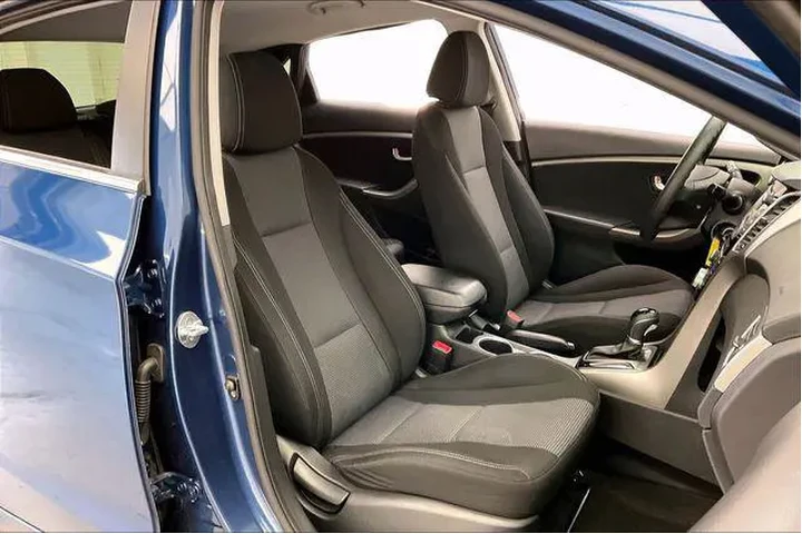 $10490 : Hyundai ELANTRA GT 2016 4dr image 7