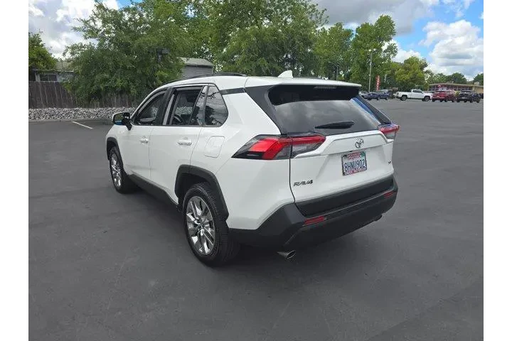 $24995 : Toyota RAV4 2019 XLE Premium image 5