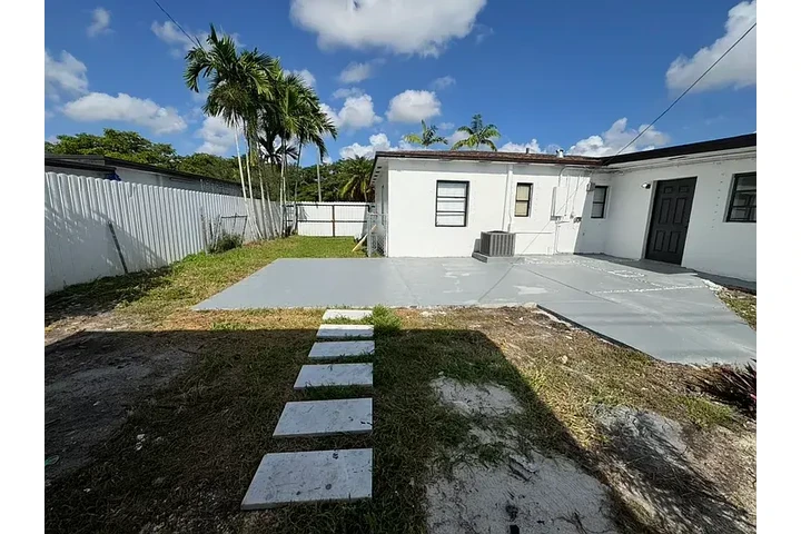 $900 : Casa remodelada.Tiene 2 ! image 9