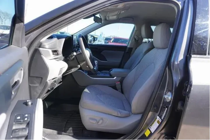 $25988 : Toyota Highlander 2020 LE 4d image 7