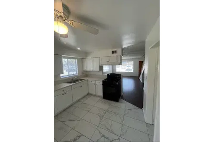 $2500 : CUDAHY SE RENTA APTO image 4