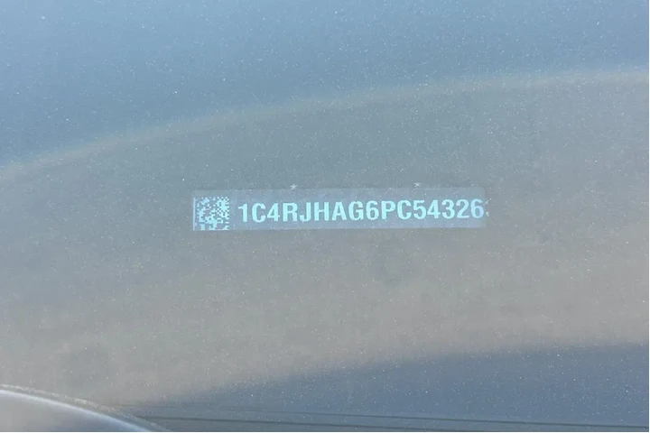 $29997 : Jeep Grand Cherokee 2023 4x4 image 2