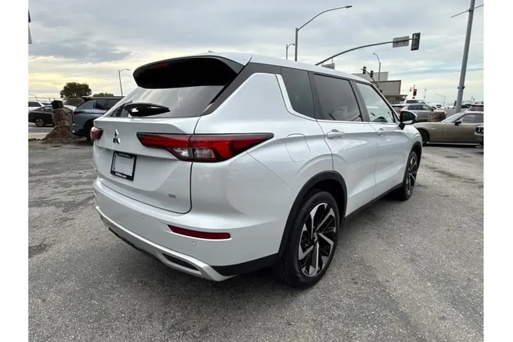$28830 : Mitsubishi Outlander 2024 SE image 8