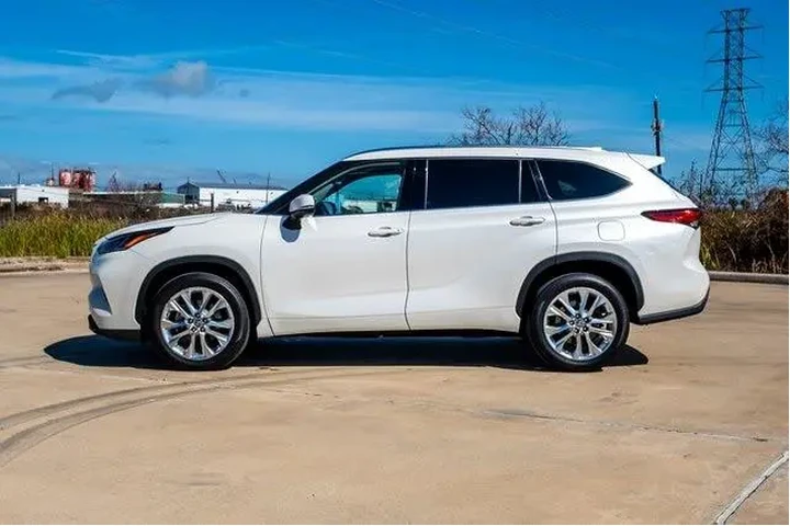 $26836 : Toyota Highlander 2021 Limit image 3
