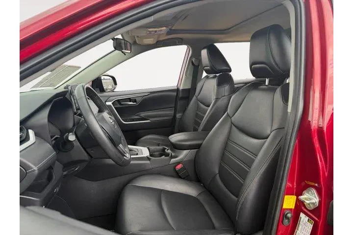 $25990 : Toyota RAV4 2021 XLE Premium image 9