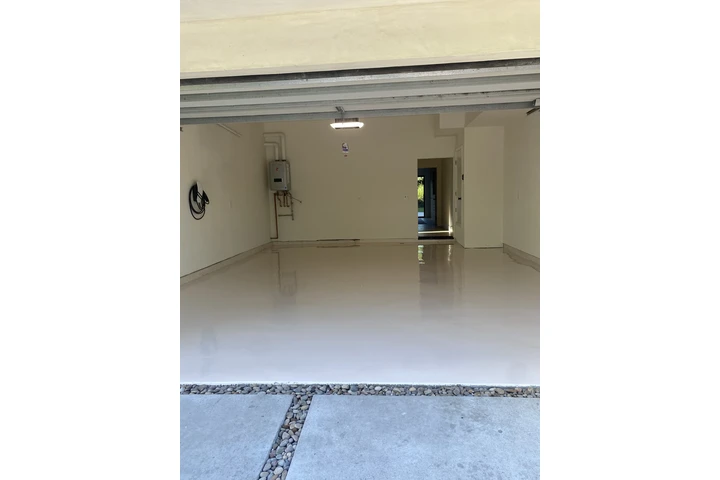 Pisos de epoxy  y mas image 1