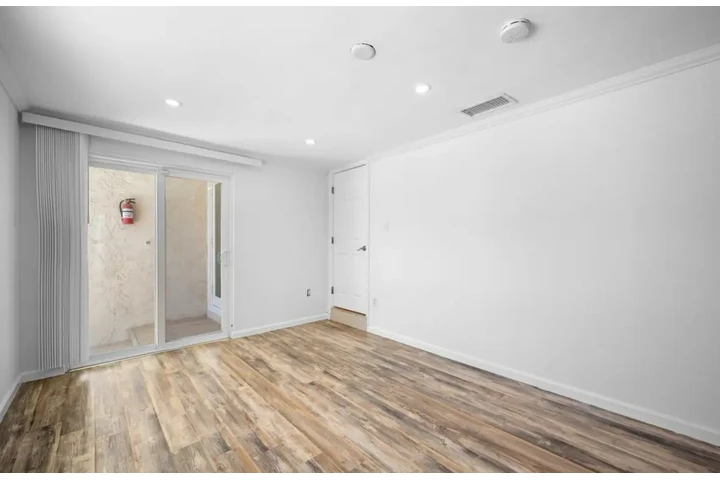 $2500 : 3Bed/2Bath in Huntington Park image 6
