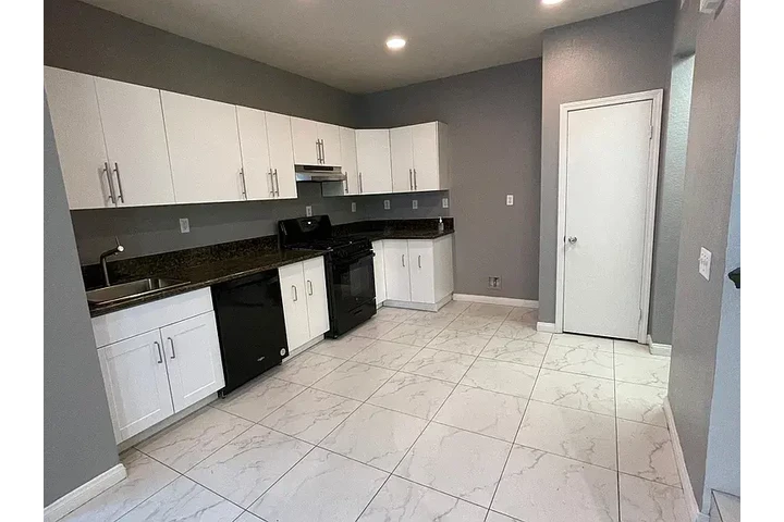 $1750 : HOUSE FOR RENT image 6