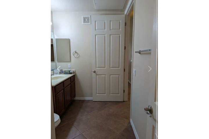 $1060 : Beautiful two bed  apartment image 1