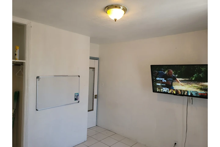 $900 : Cuarto por alameda/firestone image 3
