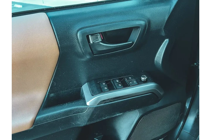 $21477 : Toyota Tacoma 2018 4x2 SR5 4 image 10