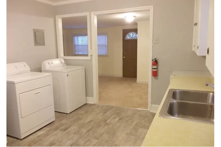 $1400 : REFRESHED SPACIOUS RANCH HOME image 6