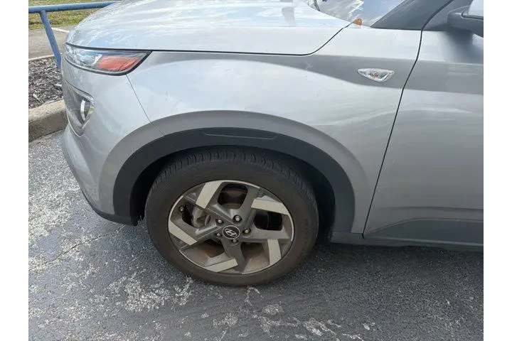 $15936 : Hyundai VENUE 2023 SEL 4dr C image 9