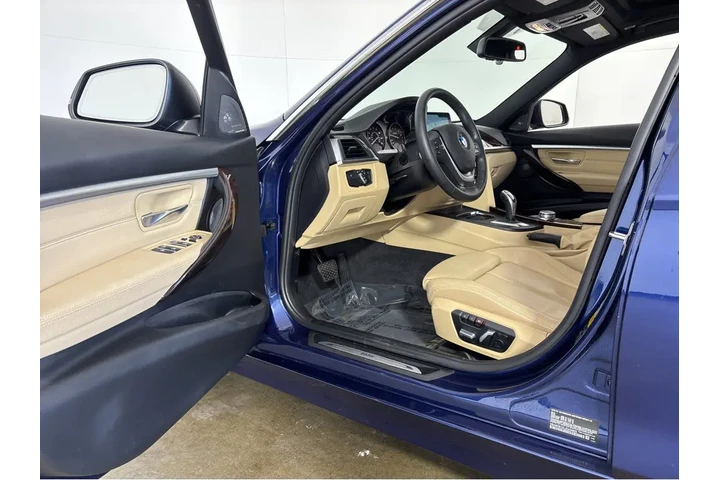 $17899 : 2018 3 Series 330i xDrive image 2