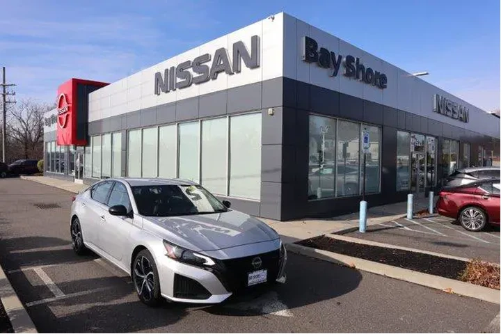 $18298 : Nissan Altima 2023 2.5 SR 4d image 1