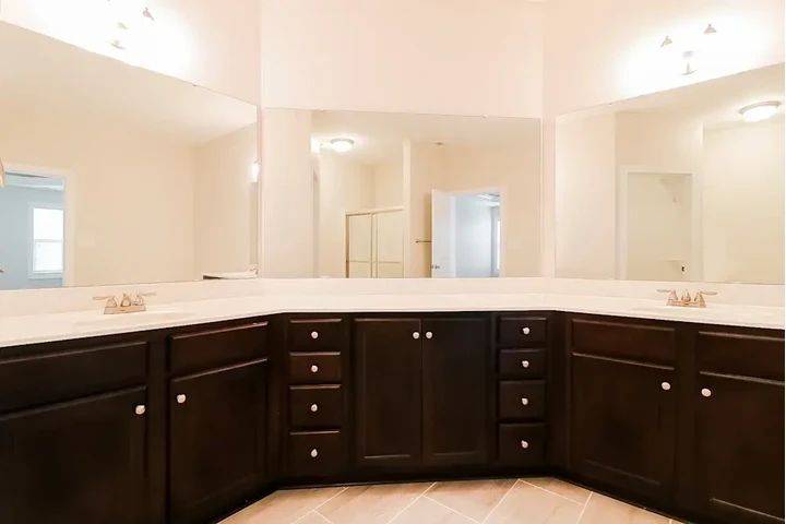 $1040 : Comfortable Apartment image 5