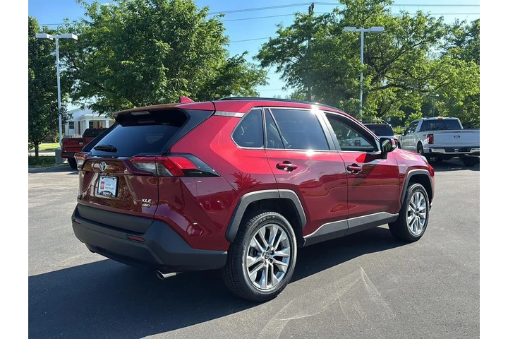 $40299 : Gold Certified 2025 RAV4 XLE image 9