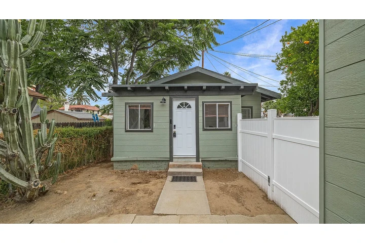 $800 : Home includes 2 bedrooms ! image 1
