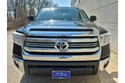 $32659 : Toyota Tundra 2017 4x4 SR5 4 thumbnail