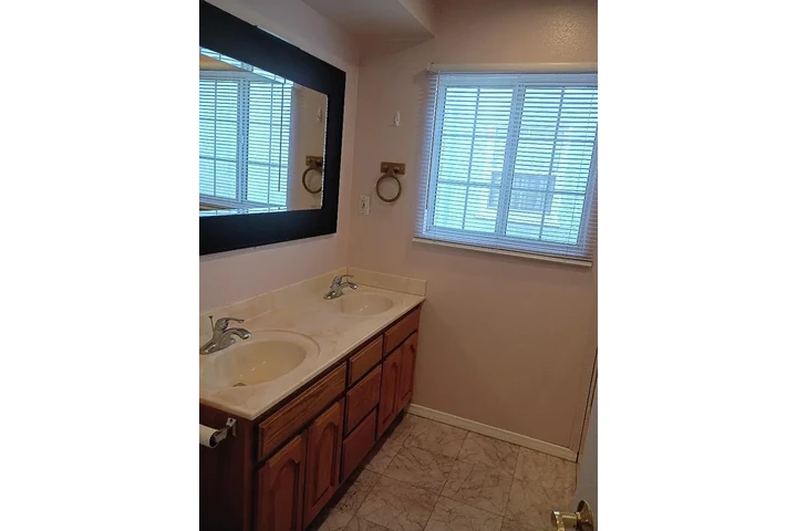 $1500 : Downey 3 & 2 Available image 6